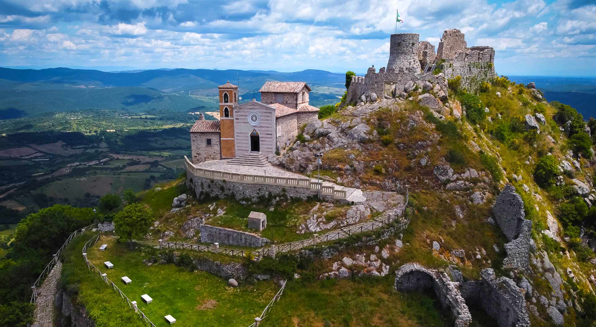 Al momento stai visualizzando Tolfa, borgo arroccato sui monti