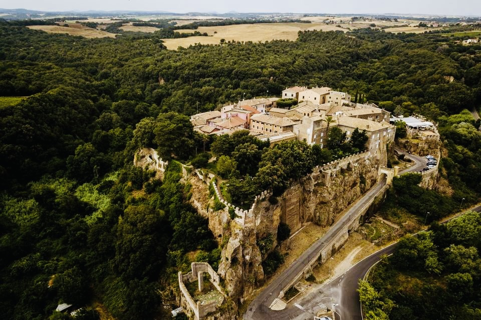 Al momento stai visualizzando Ceri, il borgo sulla roccia di tufo
